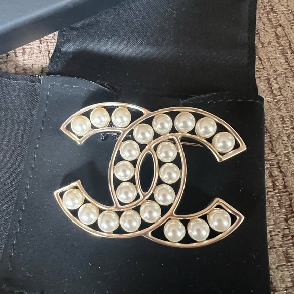 AUTHENTIC  CHANEL PEARL BROOCH - Picture 2 of 4